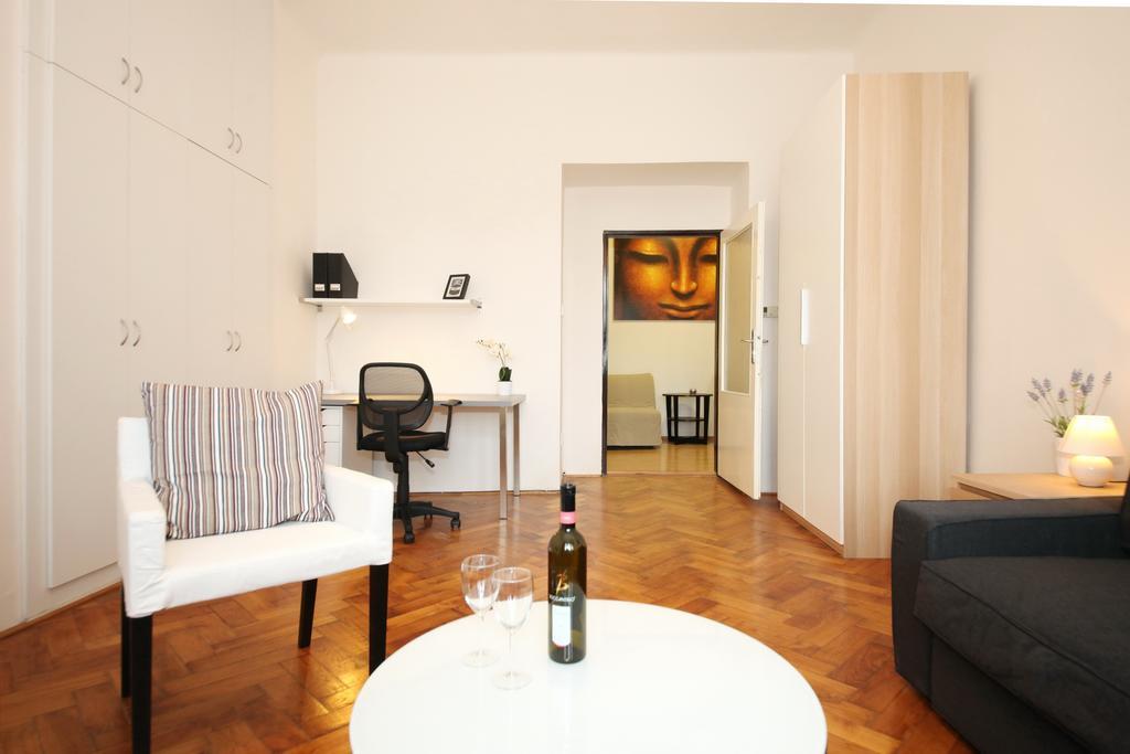 Apartments With 2 Bathrooms- 5 Minutes From Old Town - 102 M2 ปราก ภายนอก รูปภาพ