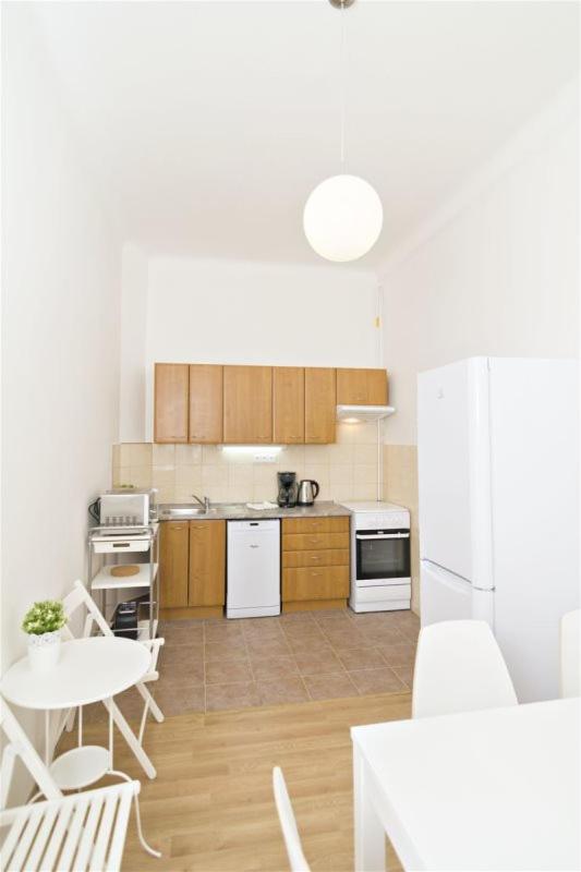 Apartments With 2 Bathrooms- 5 Minutes From Old Town - 102 M2 ปราก ภายนอก รูปภาพ