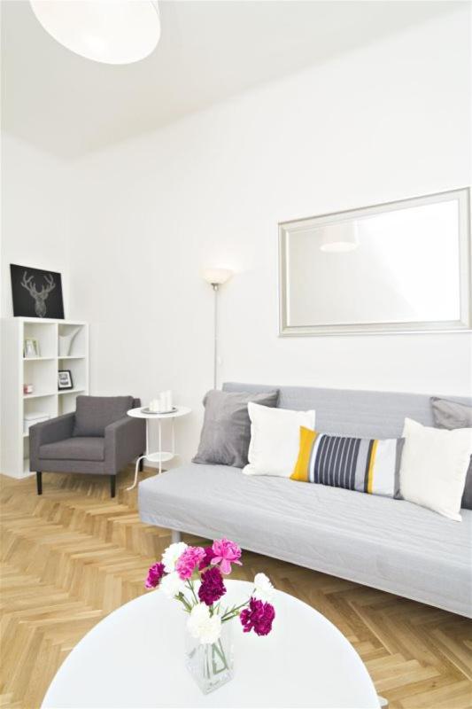 Apartments With 2 Bathrooms- 5 Minutes From Old Town - 102 M2 ปราก ภายนอก รูปภาพ