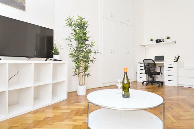 Apartments With 2 Bathrooms- 5 Minutes From Old Town - 102 M2 ปราก ภายนอก รูปภาพ